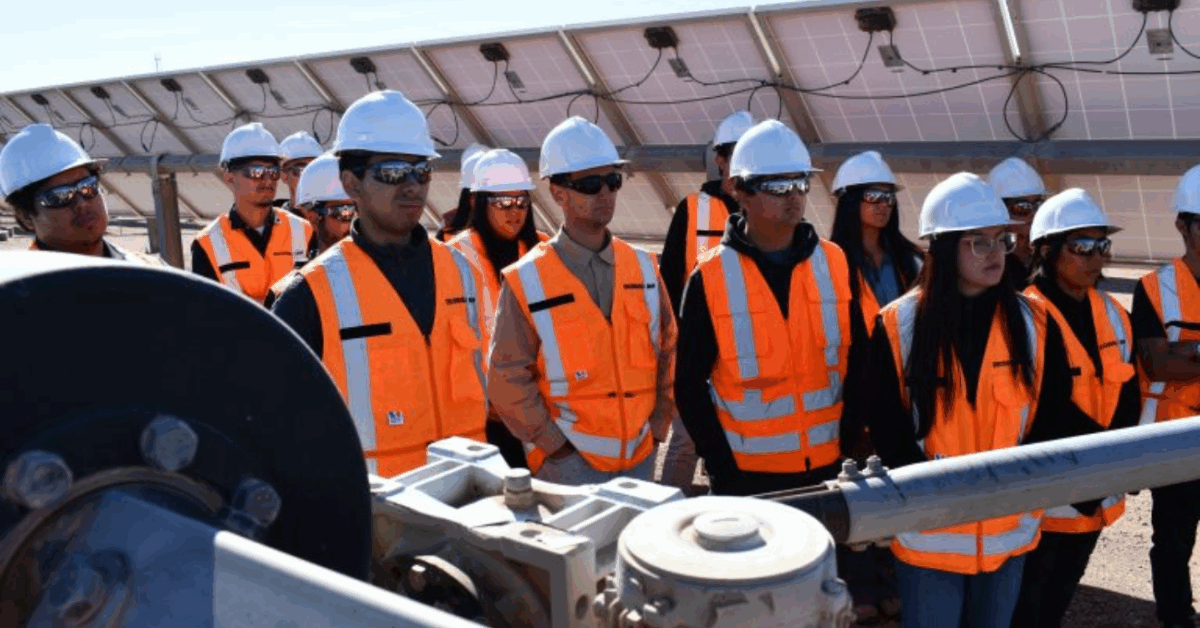 Estudiantes de ingeniería visitan planta fotovoltaica Lalcktur para vincular conocimientos con experiencias reales en energías renovables