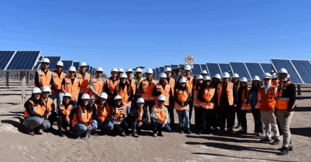 Estudiantes de ingeniería visitan planta fotovoltaica Lalcktur para vincular conocimientos con experiencias reales en energías renovables