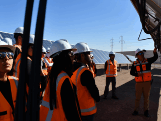 Estudiantes de ingeniería visitan planta fotovoltaica Lalcktur para vincular conocimientos con experiencias reales en energías renovables