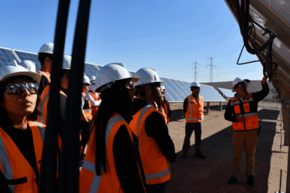 Estudiantes de ingeniería visitan planta fotovoltaica Lalcktur para vincular conocimientos con experiencias reales en energías renovables