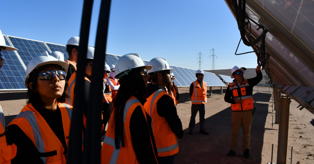 Estudiantes de ingeniería visitan planta fotovoltaica Lalcktur para vincular conocimientos con experiencias reales en energías renovables