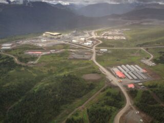 Tres trabajadores atrapados en mina Red Chris de Newmont en Columbia Británica