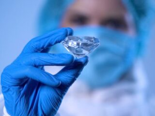 Diamantes de laboratorio desafían a la industria minera de De Beers