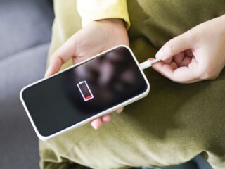 ¿Por qué la batería del iPhone se agota rápido sin usarlo y qué puedes hacer?