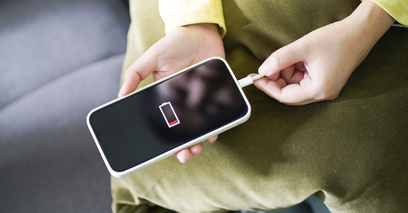¿Por qué la batería del iPhone se agota rápido sin usarlo y qué puedes hacer?