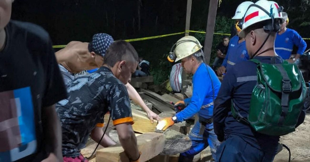 Rescatan a 18 mineros atrapados en mina ilegal de oro en Antioquia