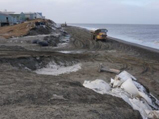 EE.UU. transfiere 28.000 acres a grupo nativo en Alaska cerca de ruta minera propuesta