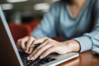 Sueldos de hasta $2 millones: conoce las ofertas de empleo del MOP y cómo postular