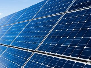 China avanza en energía renovable con su primera planta solar flotante en el mar