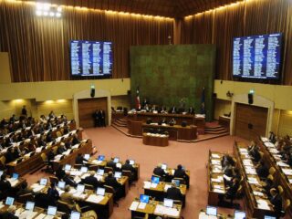 Chile Revoluciona la Inversión: Aprueban Proyecto que Simplifica 380 Permisos Sectoriales para Agilizar Desarrollo y Transparencia