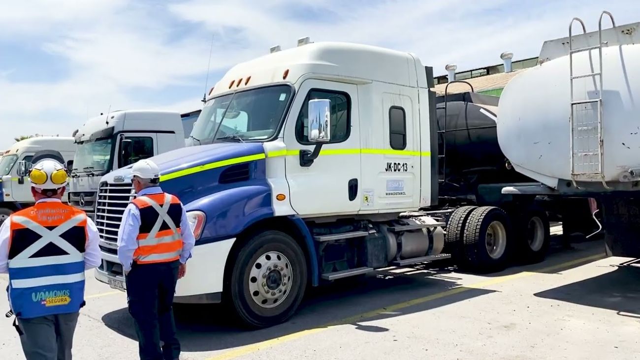 Transportes Santa María Impulsa la Seguridad en Minería con Innovador Transporte de Carga Peligrosa