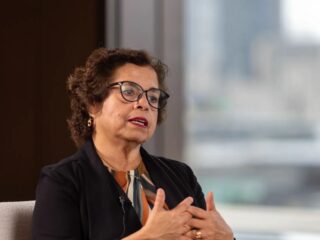 Ministra de Minería Avala Acuerdo Codelco-SQM para Producción de Litio en Atacama Frente a Críticas Políticas