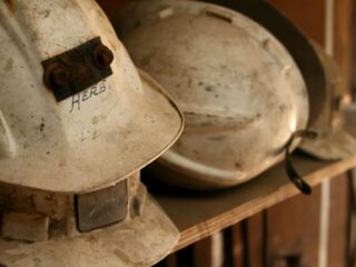 Alerta en Chile: 30 muertes laborales por caídas en altura destacan deficiencias en seguridad y prevención