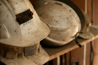 Alerta en Chile: 30 muertes laborales por caídas en altura destacan deficiencias en seguridad y prevención