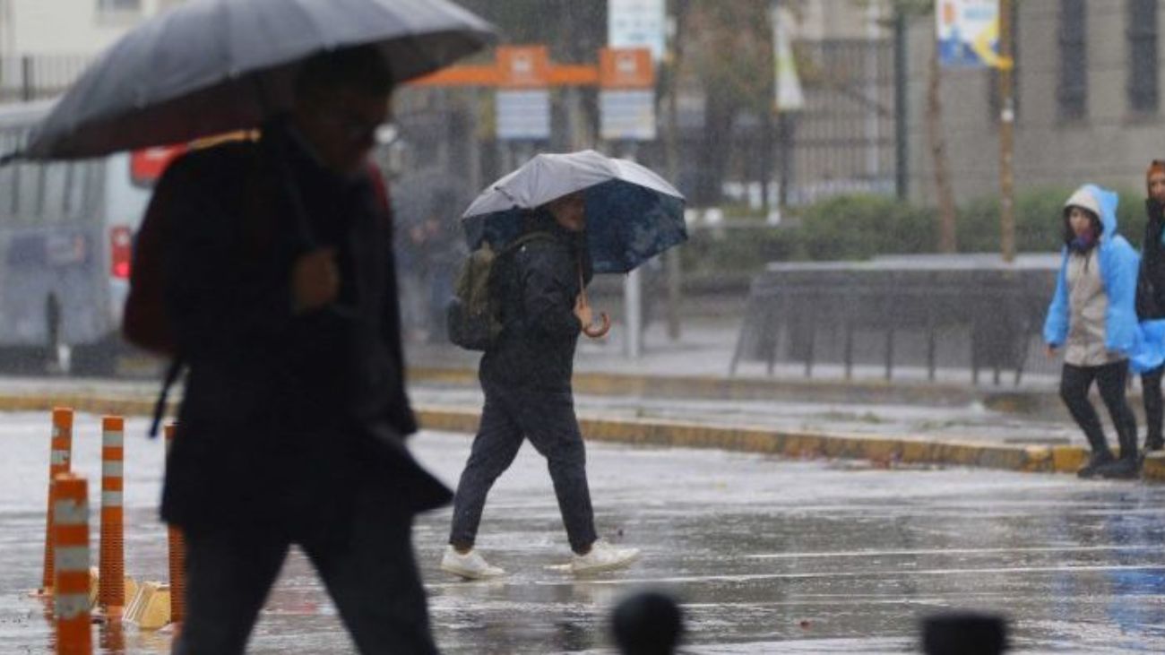 Pronóstico de Lluvias en Chile: Chubascos Afectarán a Siete Regiones Este Martes