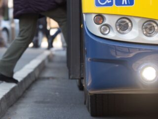 Descuento del 50% en Transporte para Mayores de 65: Cómo Acceder a los Beneficios y Requisitos