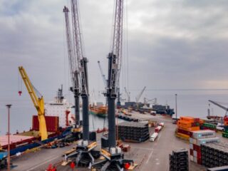 Puerto Angamos Impulsa Modernización con Nuevas Grúas Liebherr LHM600HR: Avance en Eficiencia y Sostenibilidad