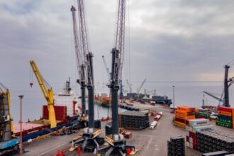 Puerto Angamos Impulsa Modernización con Nuevas Grúas Liebherr LHM600HR: Avance en Eficiencia y Sostenibilidad