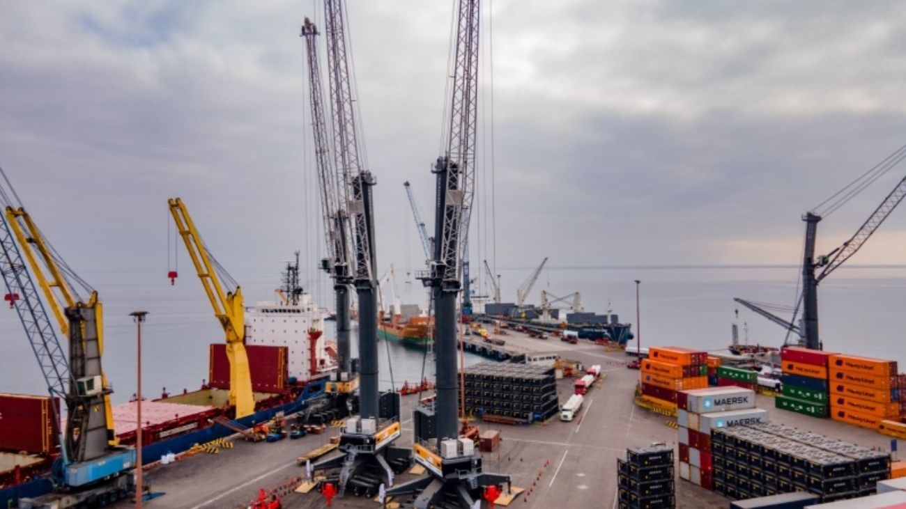 Puerto Angamos Impulsa Modernización con Nuevas Grúas Liebherr LHM600HR: Avance en Eficiencia y Sostenibilidad