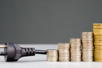 Chile Escala al Cuarto Lugar en Costos de Electricidad en América Latina con Incremento del 12.8%