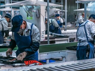 El auge exportador en China no frena los recortes de sueldos y el aumento de la presión sobre los trabajadores