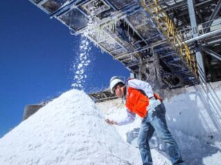 Aumento de precios del litio en China impacta en el mercado