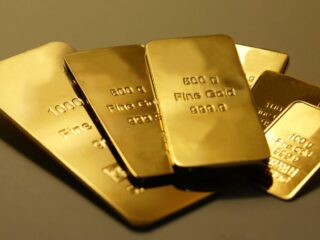 Oro podría alcanzar un 15% de aumento en 2025 antes de caer, según expertos: Descubre las proyecciones y factores clave