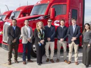 Grupo Komatsu Cummins lidera la sostenibilidad con nueva flota de 13 vehículos eléctricos y reduce emisiones en Chile
