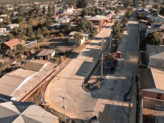 Avanza proyecto colaborativo de pavimentación y alcantarillado en Caimanes