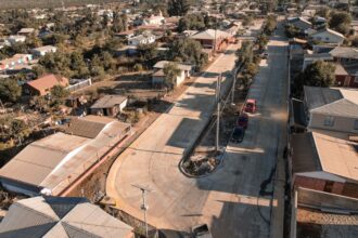 Avanza proyecto colaborativo de pavimentación y alcantarillado en Caimanes