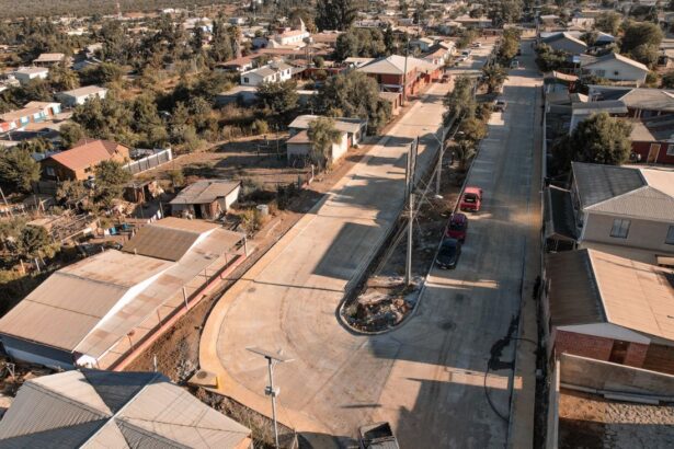 Avanza proyecto colaborativo de pavimentación y alcantarillado en Caimanes