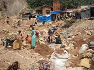 Intensa operación de rescate en mina de oro colapsada en Congo