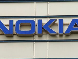 Nokia se desploma en bolsa por ajuste de proyecciones y aranceles
