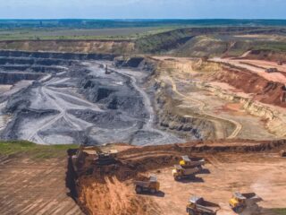 Ghana acorta licencias mineras y fomenta inversión comunitaria: lo que debes saber
