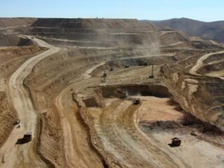 Teck reduce producción en Quebrada Blanca: problemas en almacenamiento de relaves
