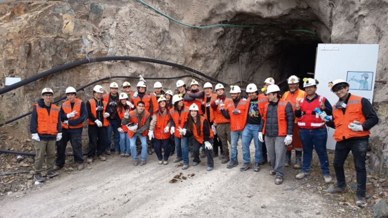 Visita a Mina El Bronce: Alumnos de Minería enriquecen conocimientos prácticos