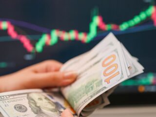 Acuerdo comercial entre UE y EEUU impulsa dólar en Chile a $970