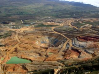 Minería ilegal de oro en Perú podría superar exportaciones legales: 2025