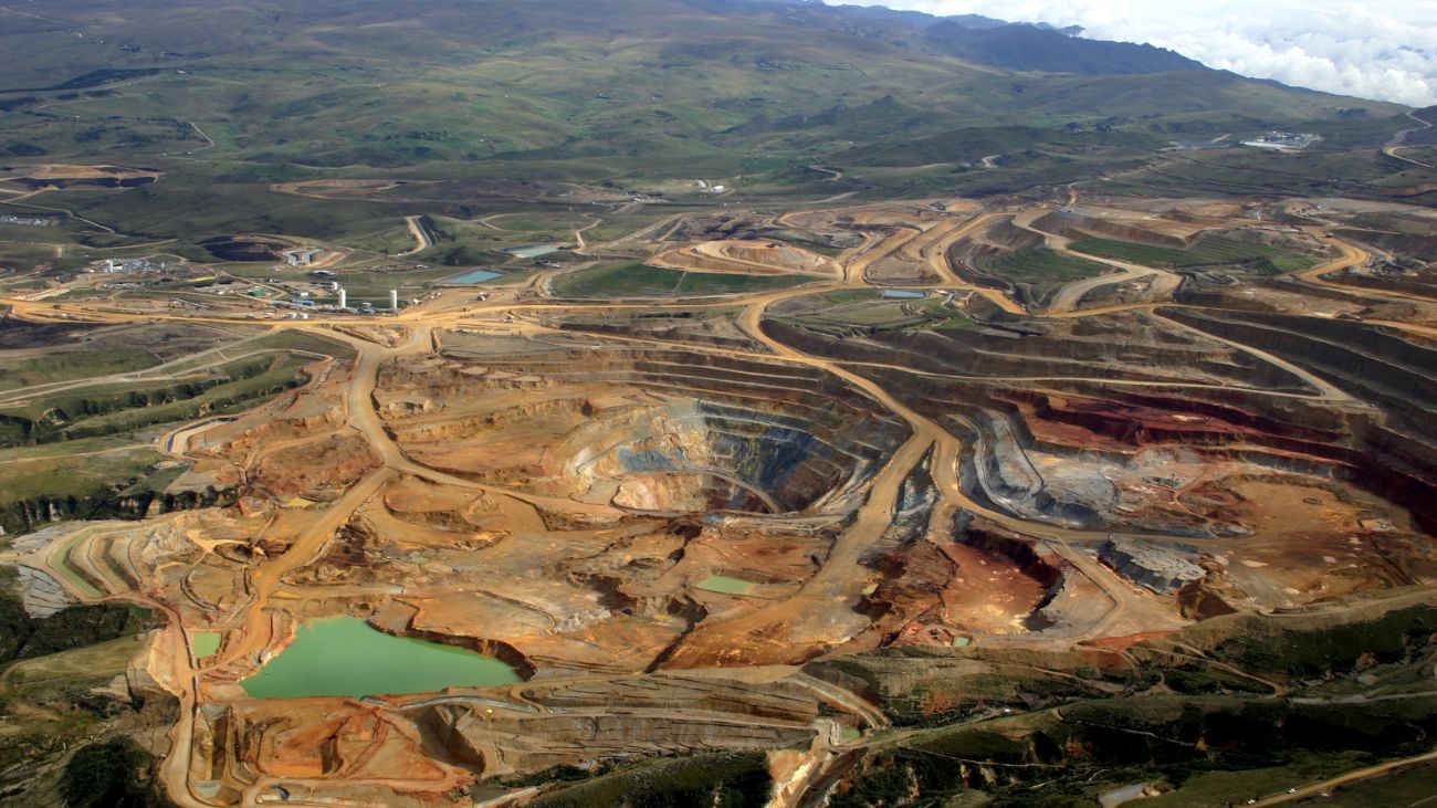 Minería ilegal de oro en Perú podría superar exportaciones legales: 2025