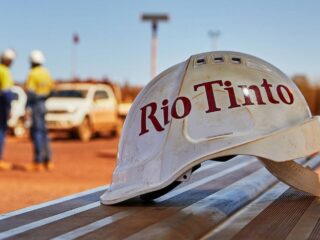 Rio Tinto afronta desafíos financieros por bajos precios del hierro