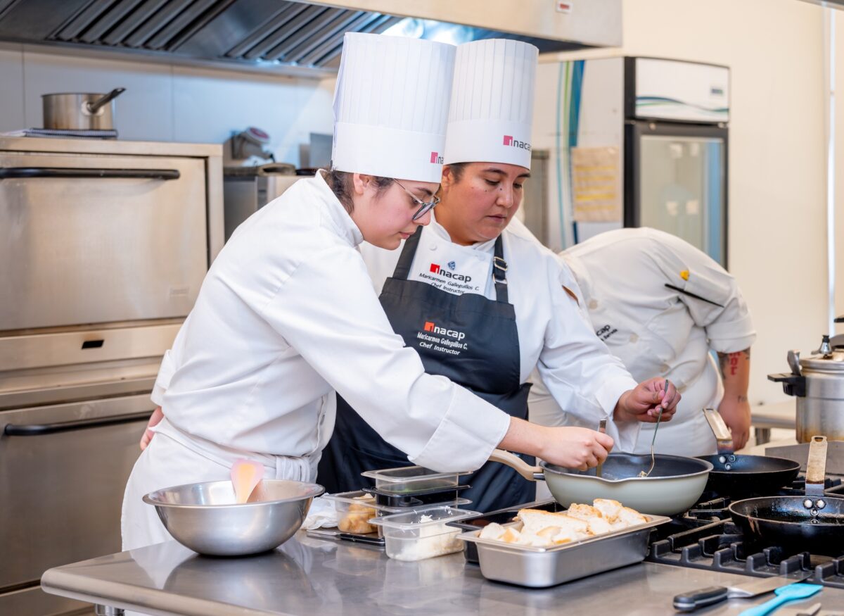 Establecimientos educativos destacan ingredientes y sabores tarapaqueños en competencia gastronómica