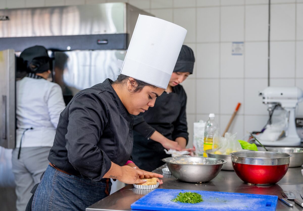 Establecimientos educativos destacan ingredientes y sabores tarapaqueños en competencia gastronómica