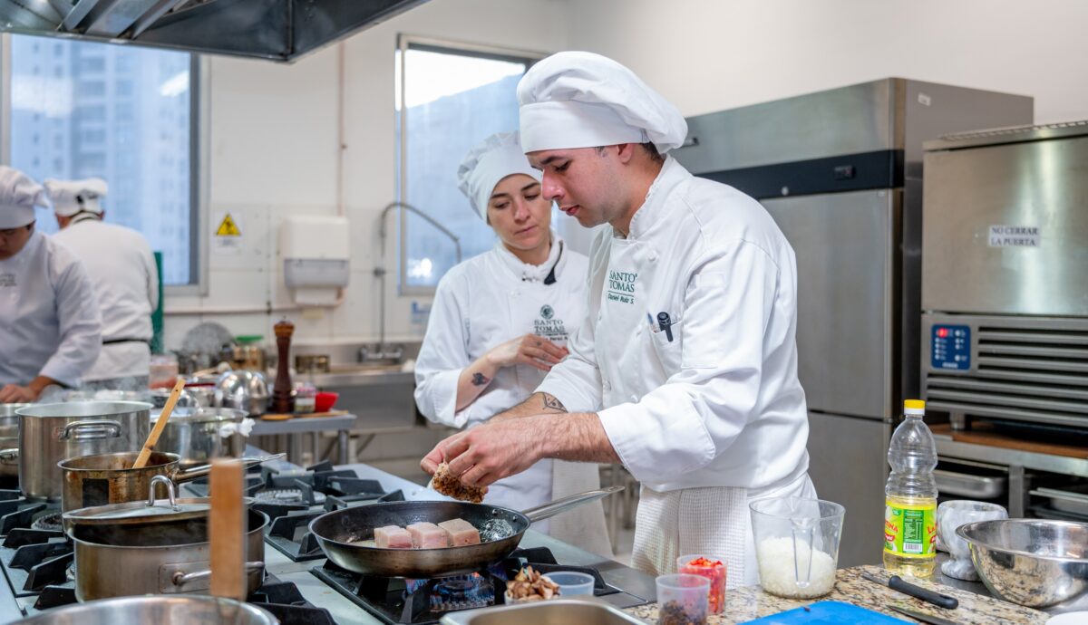 Establecimientos educativos destacan ingredientes y sabores tarapaqueños en competencia gastronómica