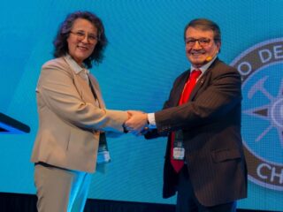 Chile avanza en minería espacial: Cámara Minera y Colegio de Geólogos sellan cooperación en FEXMIN 2025