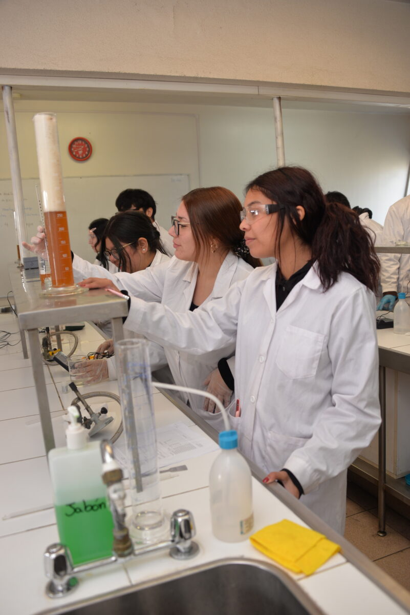 Del laboratorio a la industria: cómo la química abre camino a los jóvenes técnicos profesionales Del laboratorio a la industria: cómo la química abre camino a los jóvenes técnicos profesionales