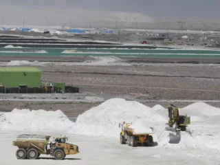 Baja del litio impacta en pagos a Corfo: SQM desembolsa menos a Fisco