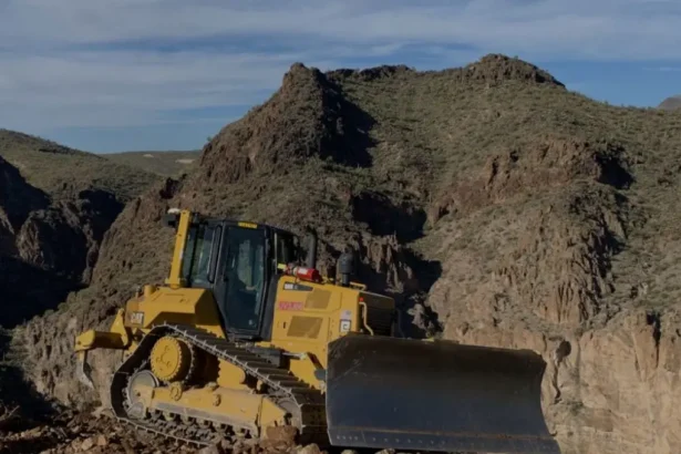 El oro de Sitka se cruza con múltiples ocurrencias de oro visible desde cerca de la superficie en seis pozos iniciales de perforación diamantina completados en la zona de contacto, Proyecto de oro RC, Yukón