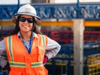 La mujer que vela por la seguridad de más de 7 mil trabajadores en la planta desaladora de Tocopilla