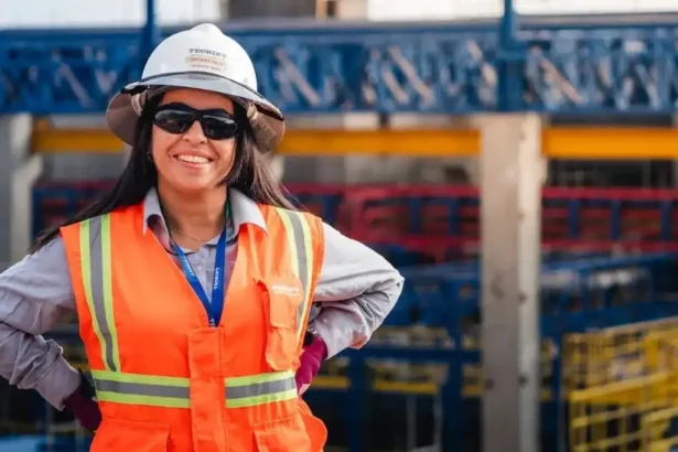 La mujer que vela por la seguridad de más de 7 mil trabajadores en la planta desaladora de Tocopilla