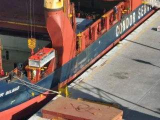 Terminal Puerto Coquimbo recibe al Cóndor Bilbao con carga clave para proyecto minero